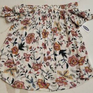 🌸🌼Cute Old Navy Off the shoulder top! NWOT
Size Med🌸🌼